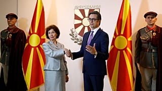 La nuova presidente della Macedonia del Nord Gordana Siljanovska Davkova con il suo predecessore Stevo Pendarovski a Skopje, 12 maggio 2024