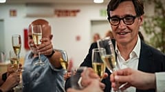 Кандидат от Cоциалистической партии Сальвадор Илья с членами команды после объявления результатов выборов в парламент Каталонии, Барселона, 12 мая 2024 г.