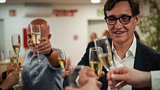 Кандидат от Cоциалистической партии Сальвадор Илья с членами команды после объявления результатов выборов в парламент Каталонии, Барселона, 12 мая 2024 г.