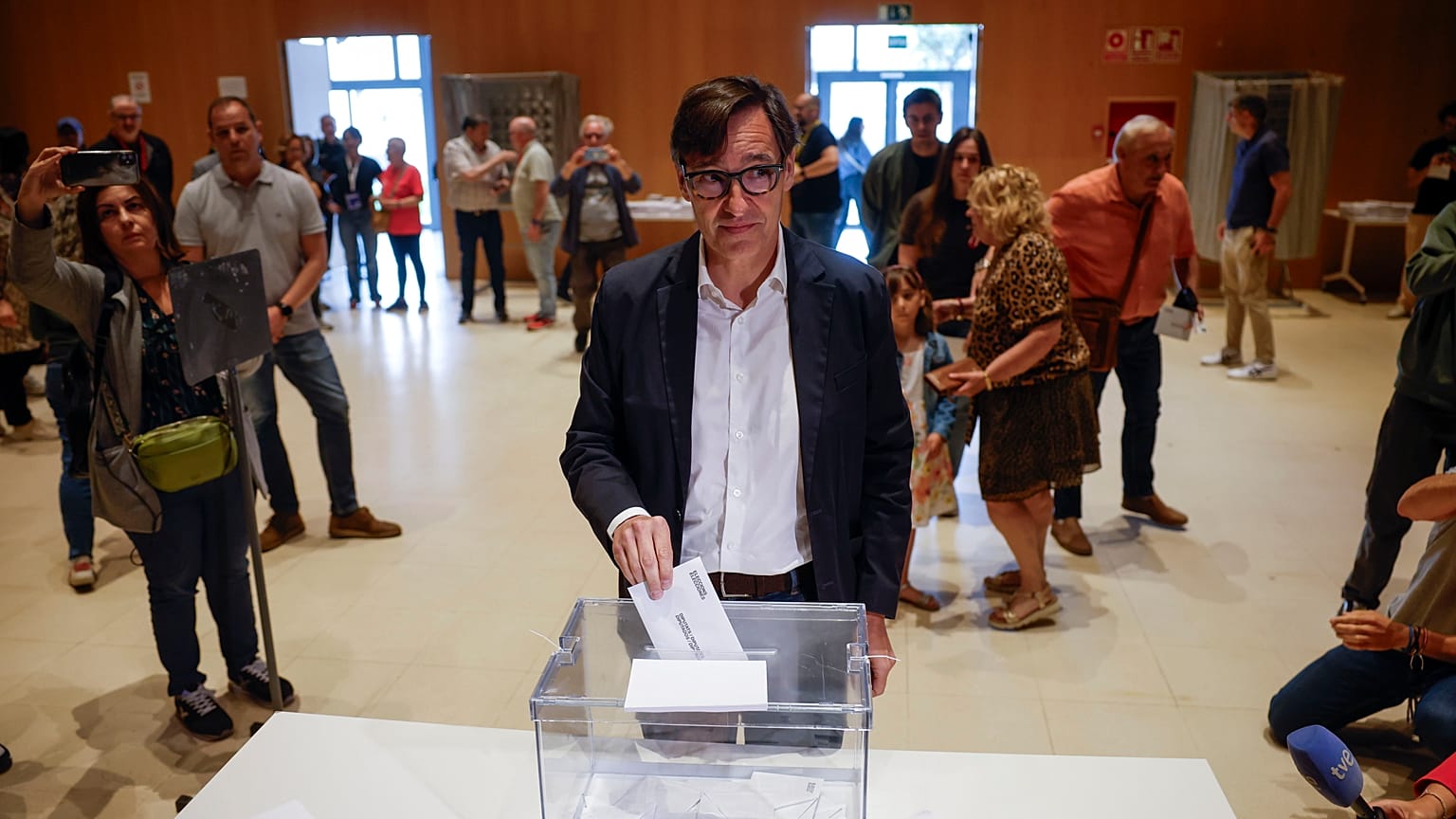 Salvador Illa, a Katalán Szocialista Párt vezetője voksol Barcelonában május 12-én