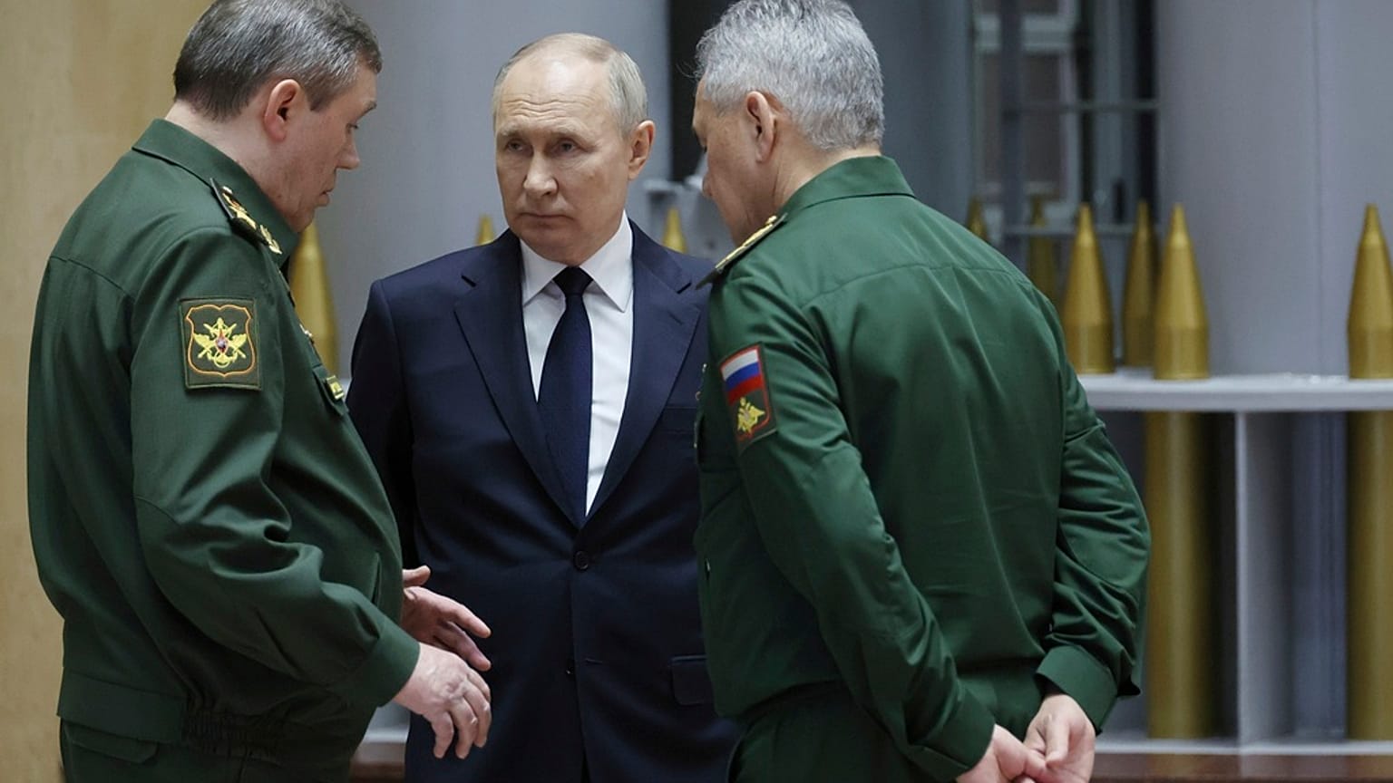 Le président Vladimir Poutine avec le chef d'état-major général, le général Valery Gerasimov, et l'ex-ministre de la Défense Sergei Shoigu, déc. 2023