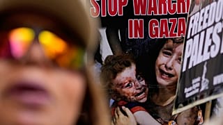 متظاهرون مؤيدون للفلسطينيين يشاركون في مظاهرة في يوم القدس في لندن، الجمعة 5 أبريل/نيسان 2024.