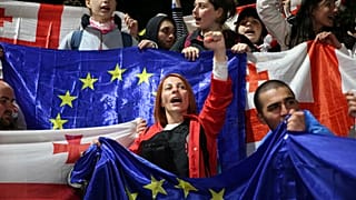Des manifestants crient des slogans contre "la loi russe" dans le centre de Tbilissi, Géorgie, le le lundi 13 mai 2024.