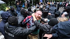 Die Polizei unterbricht Proteste vor Georgiens Parlament.
