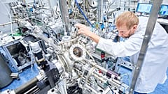 MIndestens 3% vom BIP für die Wissenschaft in Lehre und Forschung fordern die EU-Akademien. 