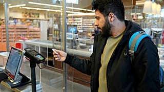 Un réfugié utilisant la nouvelle carte de paiement en Allemagne
