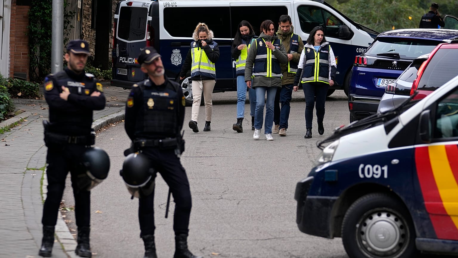 DOSYA - Ukrayna Büyükelçiliği'nde meydana gelen patlamanın ardından 30 Kasım 2022 tarihinde Madrid'deki Ukrayna Büyükelçiliği'nin yanında kordon altına alınan bölgede polis memurları nöbet tutuyor