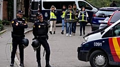 DOSYA - Ukrayna Büyükelçiliği'nde meydana gelen patlamanın ardından 30 Kasım 2022 tarihinde Madrid'deki Ukrayna Büyükelçiliği'nin yanında kordon altına alınan bölgede polis memurları nöbet tutuyor