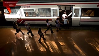 Un grupo de viajeros accede a un vagón de un tren del Servicio de Cercanías de Renfe.