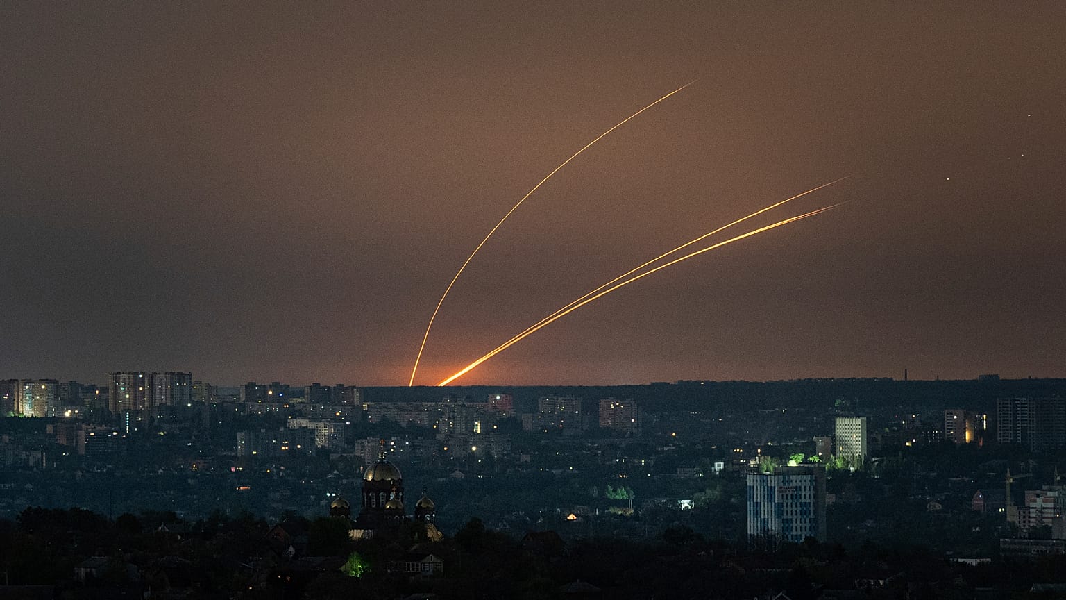 Se lanzan cohetes rusos contra Ucrania desde la región rusa de Bélgorod, visto desde Járkov, Ucrania, el jueves 18 de abril de 2024.