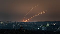 Se lanzan cohetes rusos contra Ucrania desde la región rusa de Bélgorod, visto desde Járkov, Ucrania, el jueves 18 de abril de 2024.