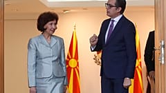 Η νέα πρόεδρος της Βόρειας Μακεδονίας και ο απελθών πρόεδρος της χώρας