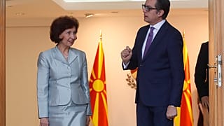 Η νέα πρόεδρος της Βόρειας Μακεδονίας και ο απελθών πρόεδρος της χώρας