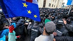 Demonstranten mit georgischen und EU-Fahnen vor einer Polizeisperre in der Nähe des Parlaments während einer Protestaktion gegen das "russische Gesetz", Tiflis, 13. Mai 2024 