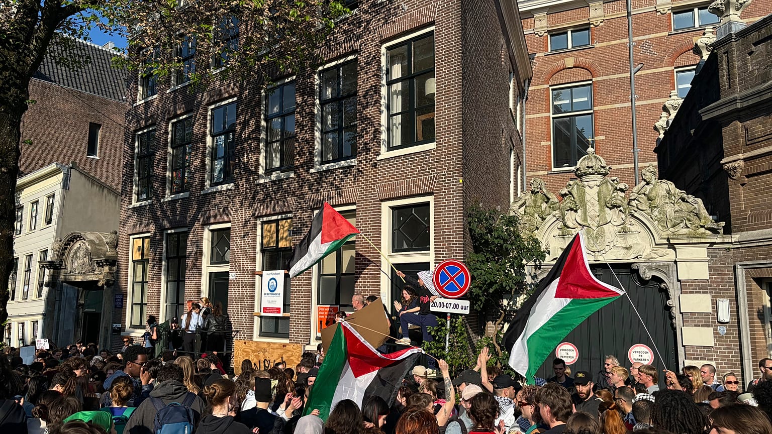 Studenti si riuniscono per una protesta pro-palestinese all'Università di Amsterdam, Paesi Bassi (7 maggio 2024)