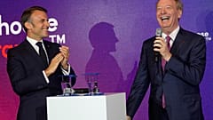 O Presidente francês Emmanuel Macron, à esquerda, e o CEO da Microsoft, Brad Smith, na sede francesa da Microsoft em Paris, 13 de maio de 2024.