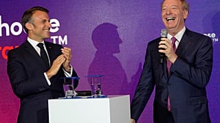 El presidente francés, Emmanuel Macron, izquierda, y el director ejecutivo de Microsoft, Brad Smith, en la sede francesa de Microsoft en París, el 13 de mayo de 2024.