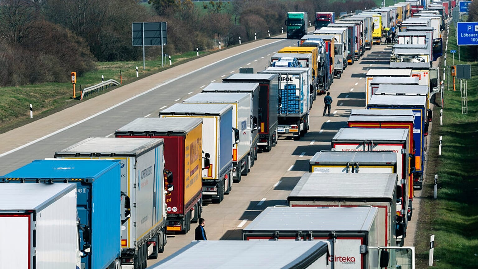 Camiões em trânsito na autoestrada A4 de Dresden, perto de Bautzen, Alemanha.