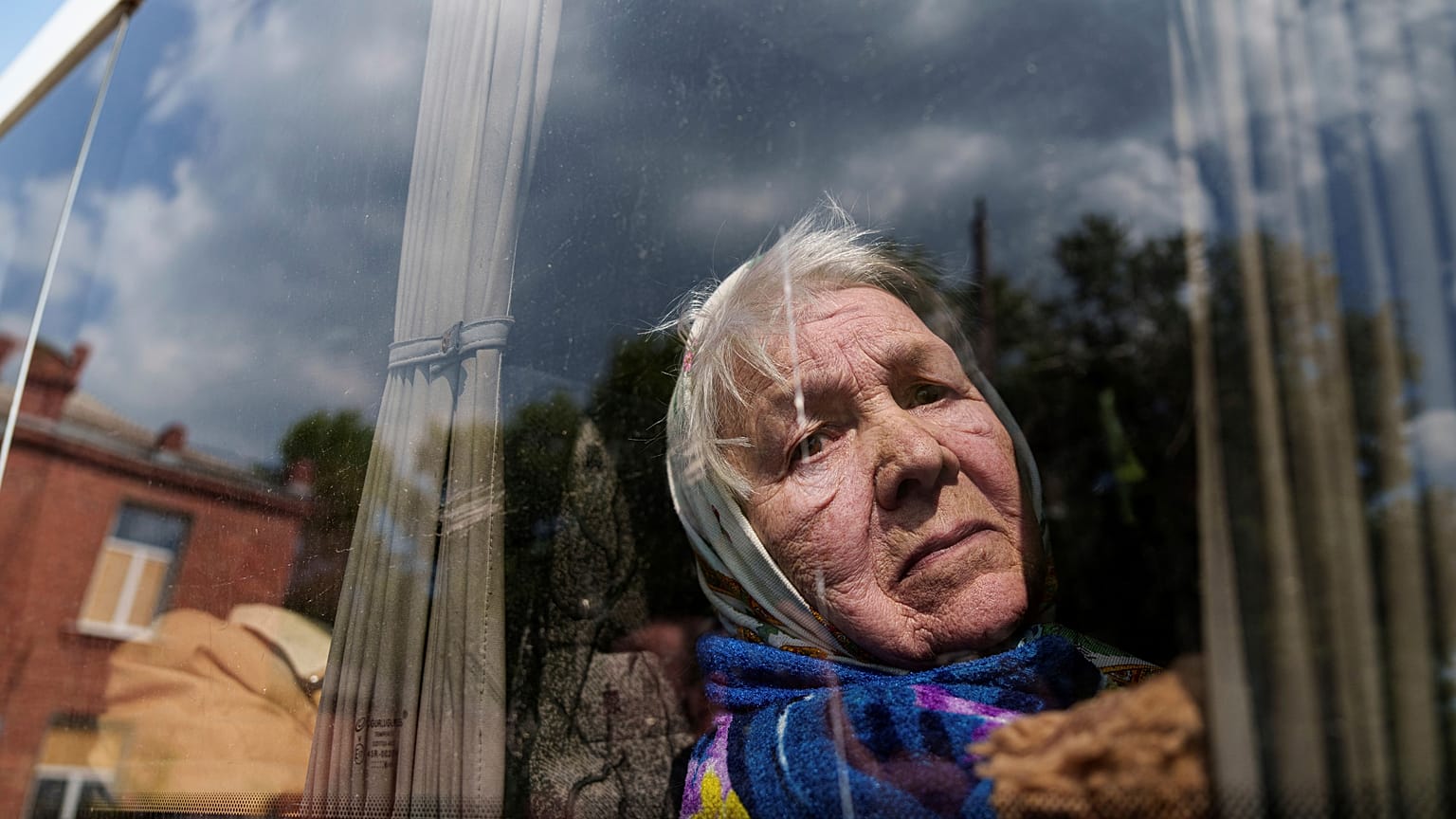 85-летняя Людмила покидает родной Волчанск, ее муж погиб в результате российского удара