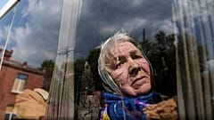 85-летняя Людмила покидает родной Волчанск, ее муж погиб в результате российского удара