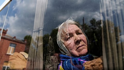85-летняя Людмила покидает родной Волчанск, ее муж погиб в результате российского удара