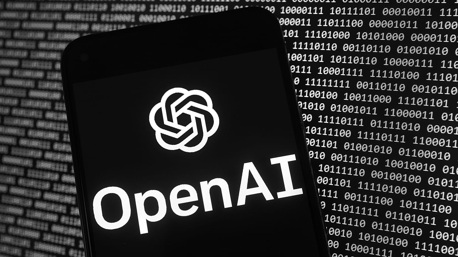  Le logo de l'OpenAI apparaît sur un téléphone portable devant un écran d'ordinateur contenant des données binaires aléatoires, le jeudi 9 mars 2023, à Boston.