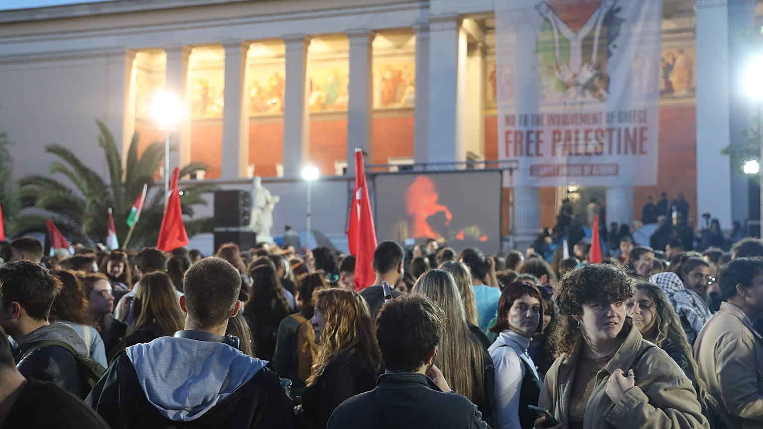 Ολονύκτια διαμαρτυρία στα Προπύλαια