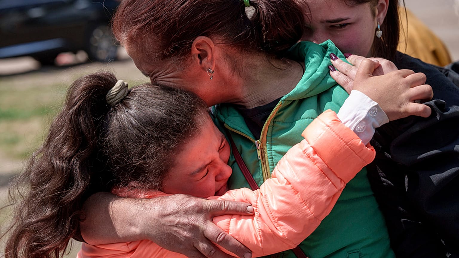 Khrystyna Pyimak abbraccia sua madre Oksana Velychko dopo l'evacuazione da Vovchansk, Ucraina, 12 maggio 2024 