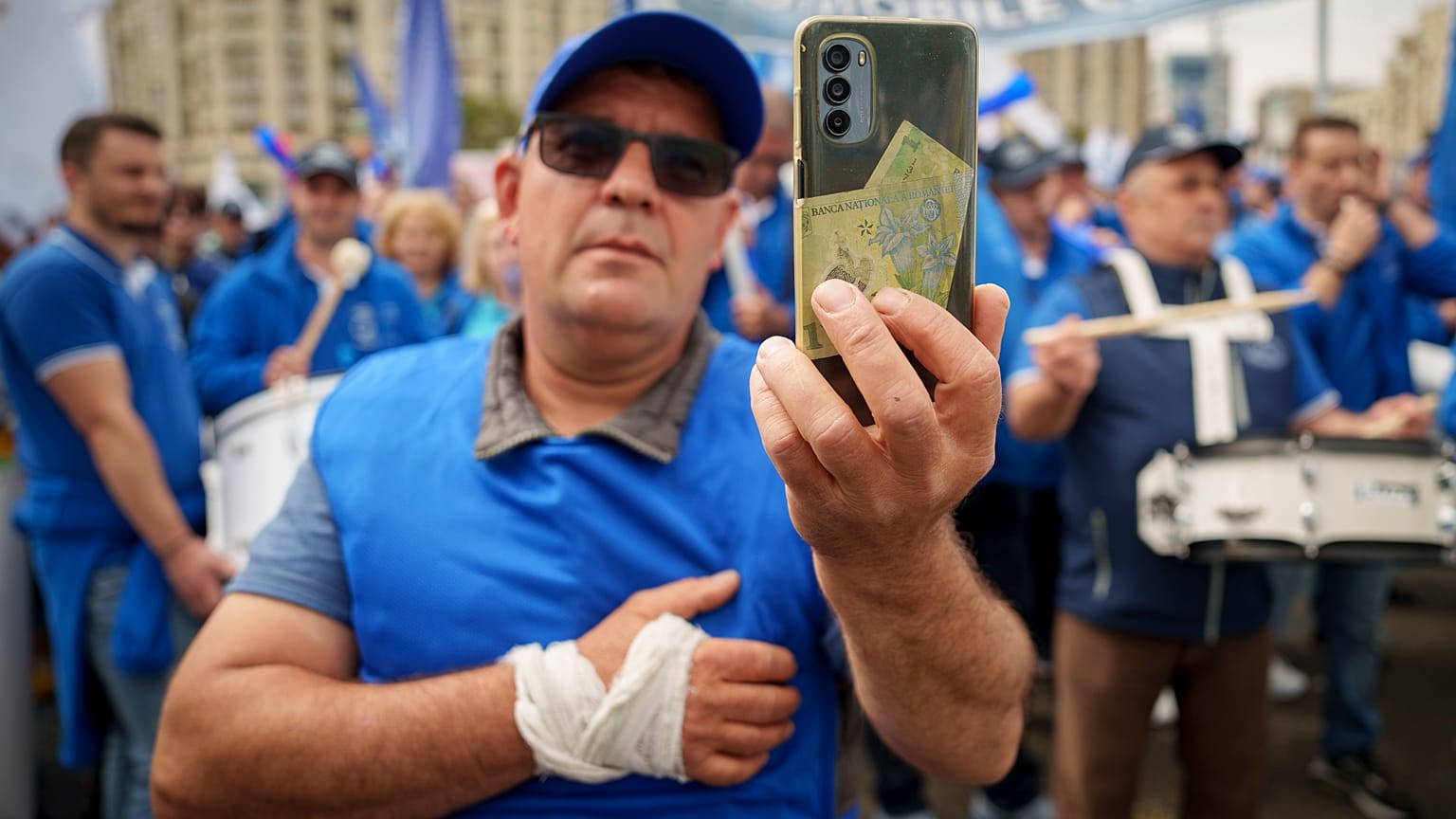 Membros de sindicatos de todo o país participam num protesto em frente à sede do governo em Bucareste, a 13 de maio de 2024