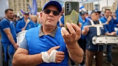 Des syndicalistes de tout le pays participent à une manifestation devant le siège du gouvernement à Bucarest, le 13 mai 2024.