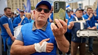 Sindicalistas de todo el país participan en una protesta ante la sede del Gobierno en Bucarest, 13 de mayo de 2024.