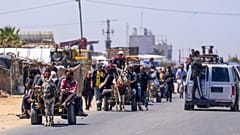 Palestinos desplazados llegan al centro de Gaza después de huir de la ciudad de Rafah, el jueves 9 de mayo de 2024.