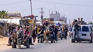 Palestinos desplazados llegan al centro de Gaza después de huir de la ciudad de Rafah, el jueves 9 de mayo de 2024.