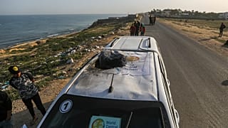 Un véhicule de la World Central Kitchen détruit par une frappe israélienne à Deir al Balah le 2 avril 2024.