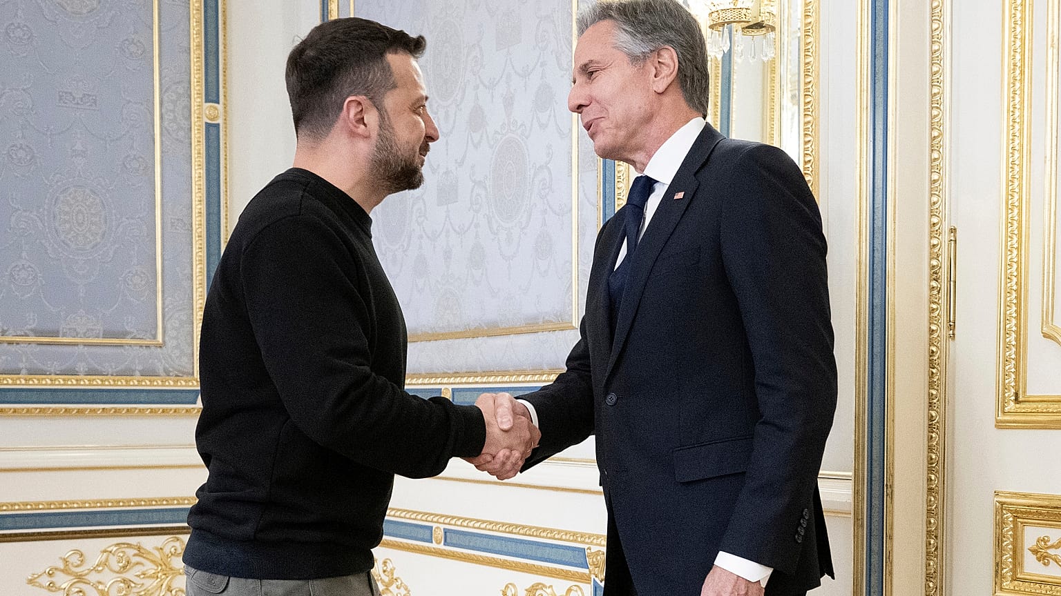 Zelenski saluda a Blinken antes de su reunión este martes en Kiev