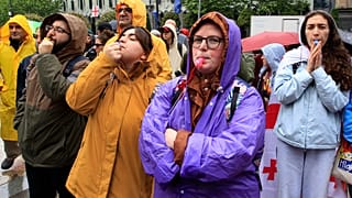 Тысячи человек собрались у здания парламента на акцию протеста оппозиции против "российского закона", принятого в окончательном чтении, Тбилиси, 14 мая 2024 г.