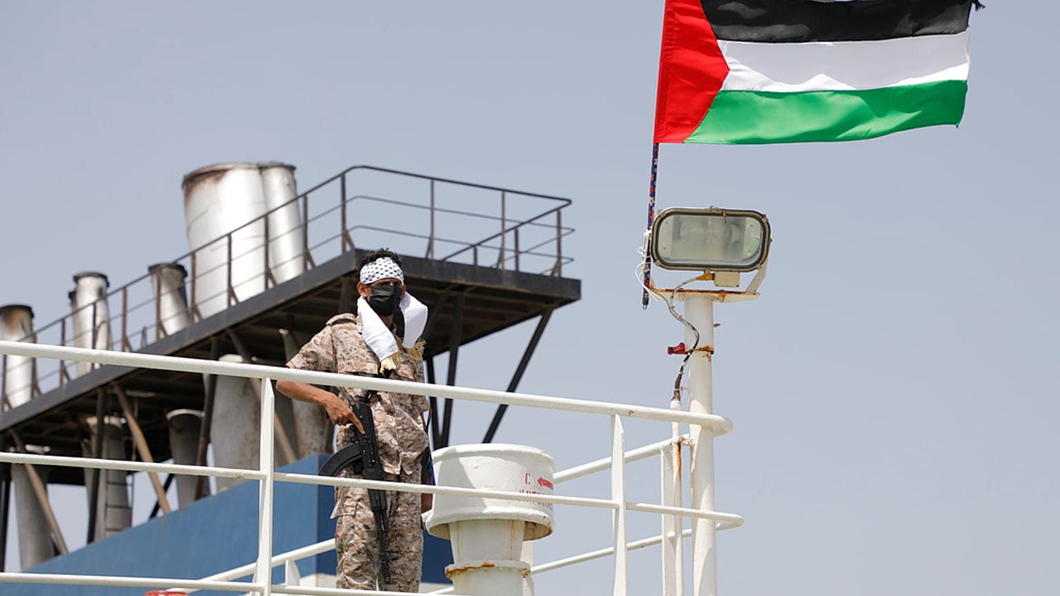 جندي حوثي يقف على متن سفينة جالاكسي الإسرائيلية التي استولى عليها الحوثيون