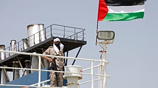 جندي حوثي يقف على متن سفينة جالاكسي الإسرائيلية التي استولى عليها الحوثيون