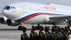 L'aereo con a bordo il presidente russo Vladimir Putin arriva all'aeroporto internazionale di Pechino Capital in vista del terzo Belt and Road Forum, 17 ottobre 2023