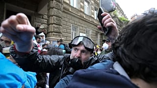 Dulakodás a rendőrökkel a tbliszi parlament közelében