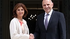 Ο υπουργός Εξωτερικών Γιώργος Γεραπετρίτης, υποδέχεται την προσωπική απεσταλμένη του γενικού γραμματέα των Ηνωμένων Εθνών για την Κύπρο
