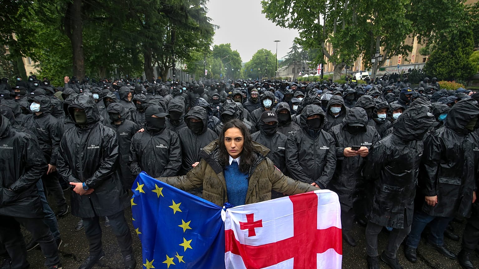 Manifestantes levaram bandeiras da Geórgia e da UE nos protestos em frente ao Parlamento em Tbilisi 