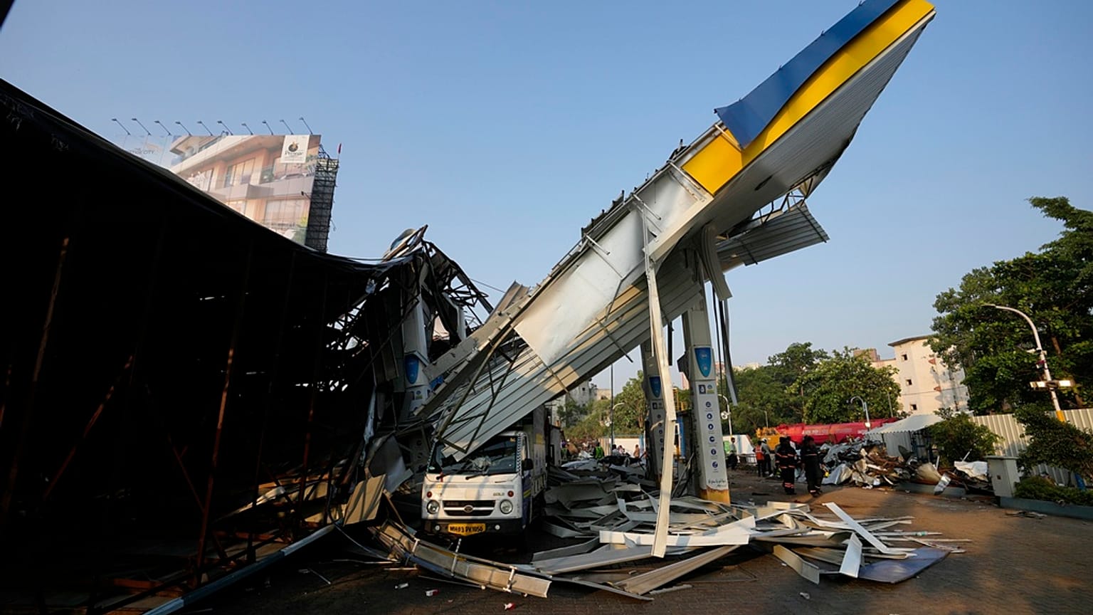 Dégâts après l'effondrement d’un grand panneau publicitaire à Mumbai, Inde, mai 2024.