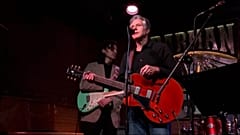 Antony Blinken jouant de la guitare dans un bar à Kyiv