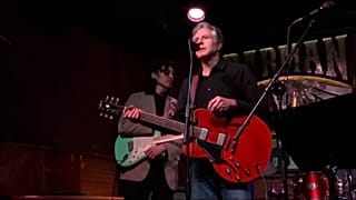 Antony Blinken jouant de la guitare dans un bar à Kyiv