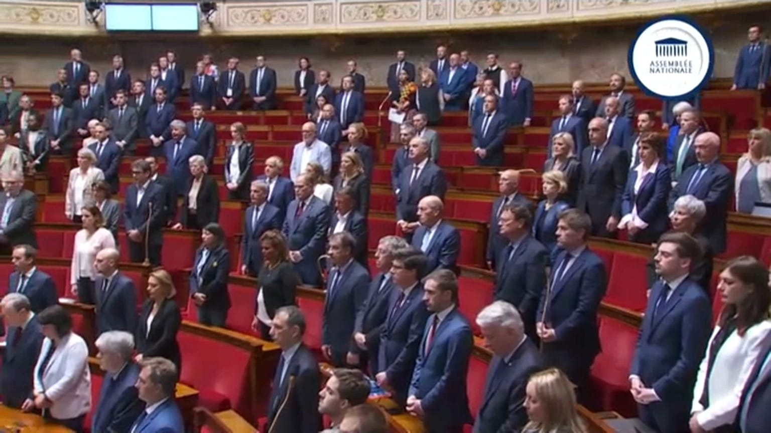 n der französischen Nationalversammlung in Paris wurde eine Schweigeminute für die Opfer der Attacke auf einen Gefangenentransporter abgehalten. 