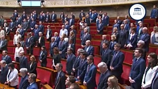 n der französischen Nationalversammlung in Paris wurde eine Schweigeminute für die Opfer der Attacke auf einen Gefangenentransporter abgehalten. 