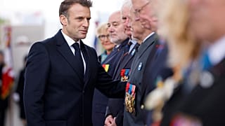 Emmanuel Macron salue les vétérans sur la tombe du Soldat inconnu à Paris, France, le 8 mai 2024.