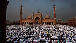 مسلمون يؤدون الصلاة في مسجد في نيودلهي - الهند. 2024/04/11