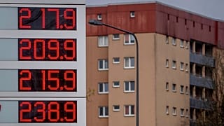 Az üzemanyagárak emelkedése Frankfurtban, Németországban